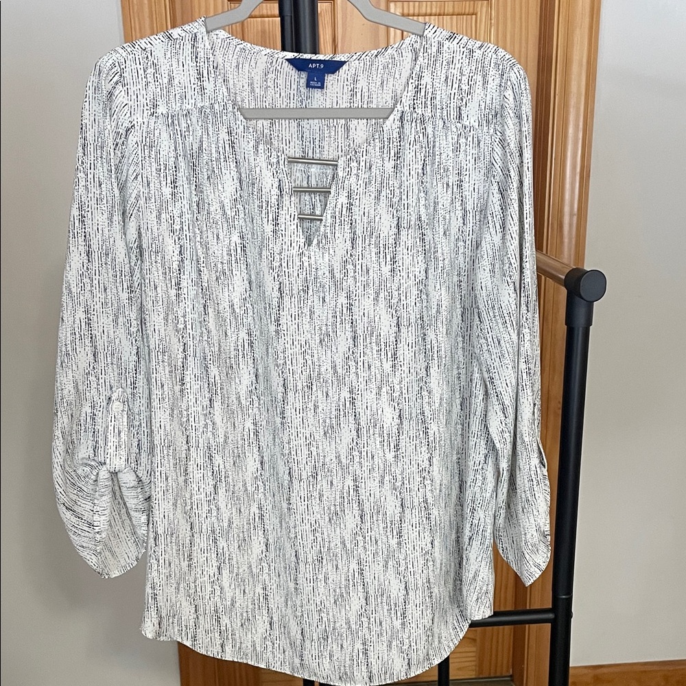 Apt. 9 Women's black and white design Blouse